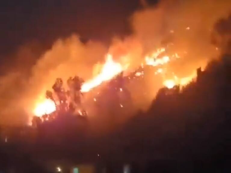 Llamas enormes: Imágenes del preocupante incendio que afecta al cerro Cordillera en Valparaíso