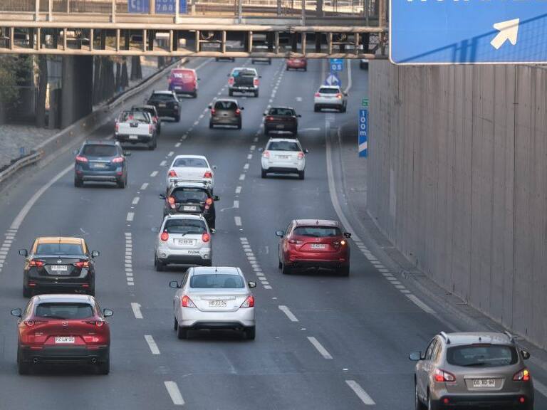 Aprueban proyecto que busca restringir la circulación de vehículos nuevos sin patente