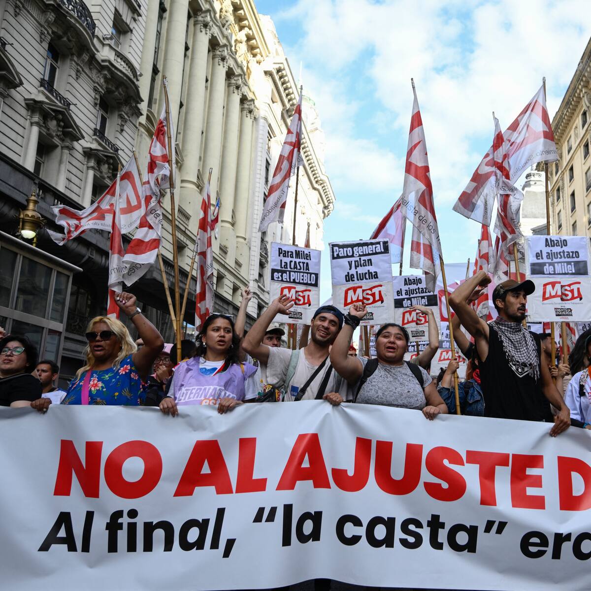 Argentina: periodista Verónica Benaim advierte que decretos de choque del presidente Milei son “solo la punta de icerberg”