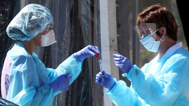 Trabajadores de la salud realizan exámenes del Covid-19 en San Francisco