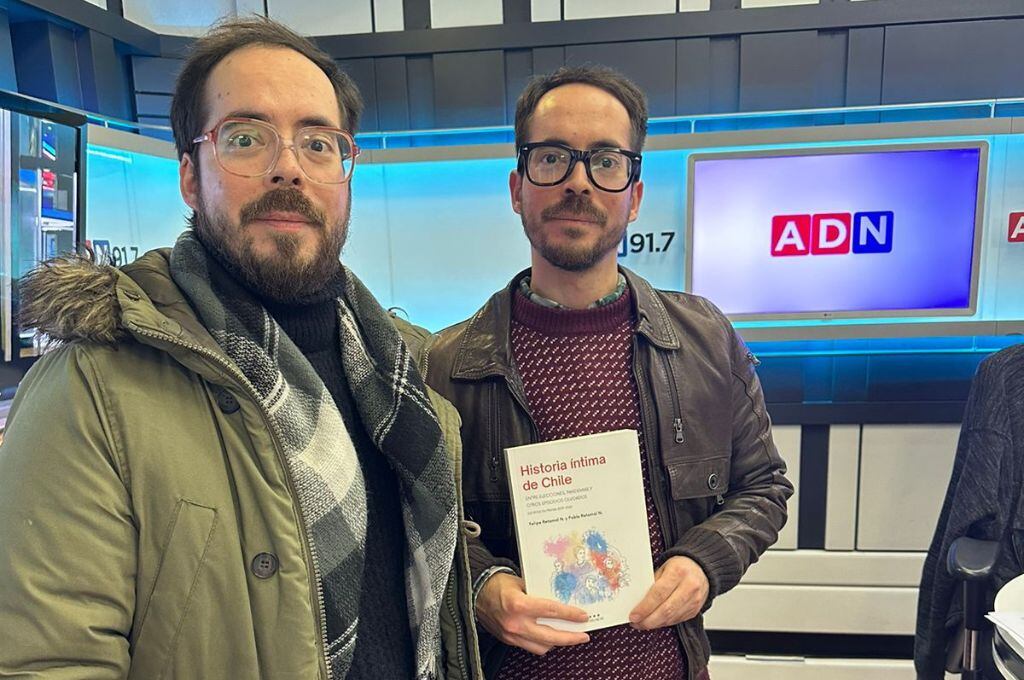 "Es una república que ha tenido una historia bien excéntrica": Felipe y Pablo Retamal presentan su libro "Historia íntima de Chile"