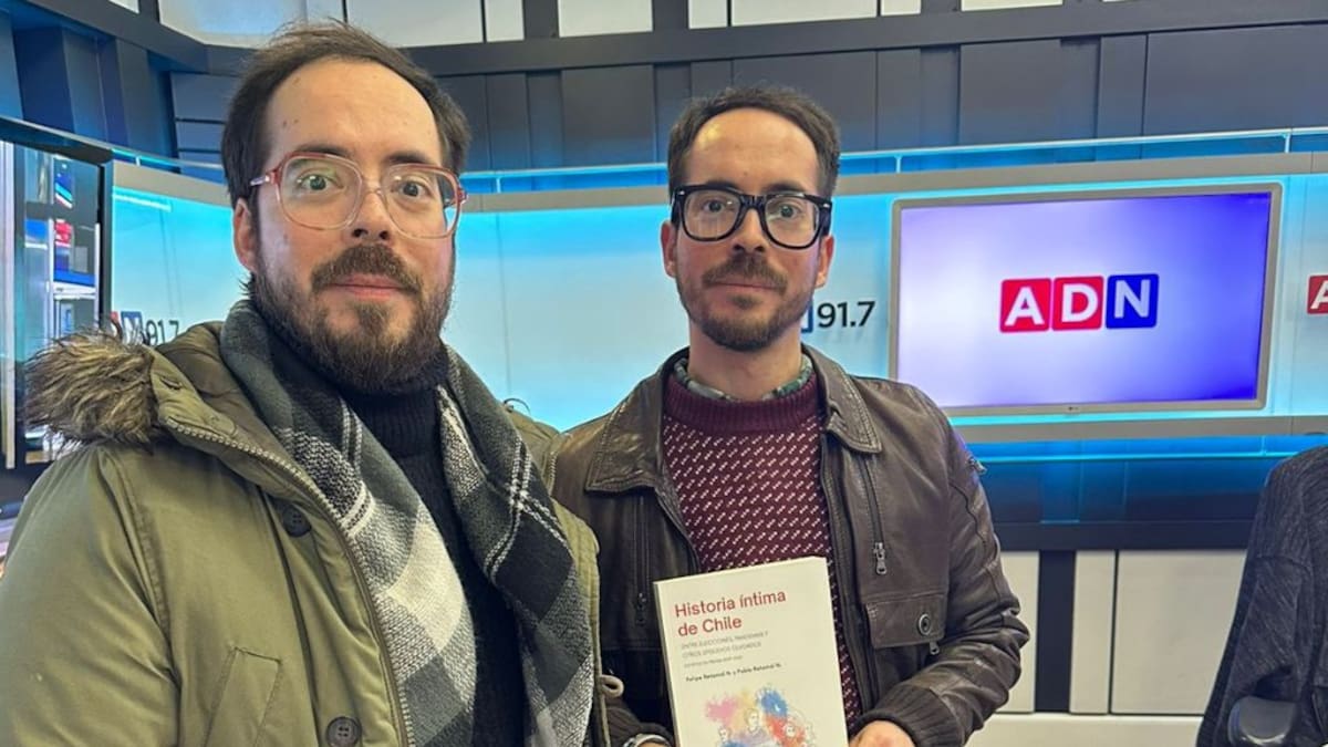 «Es una república que ha tenido una historia bien excéntrica»: Felipe y Pablo Retamal presentan su libro «Historia íntima de Chile»