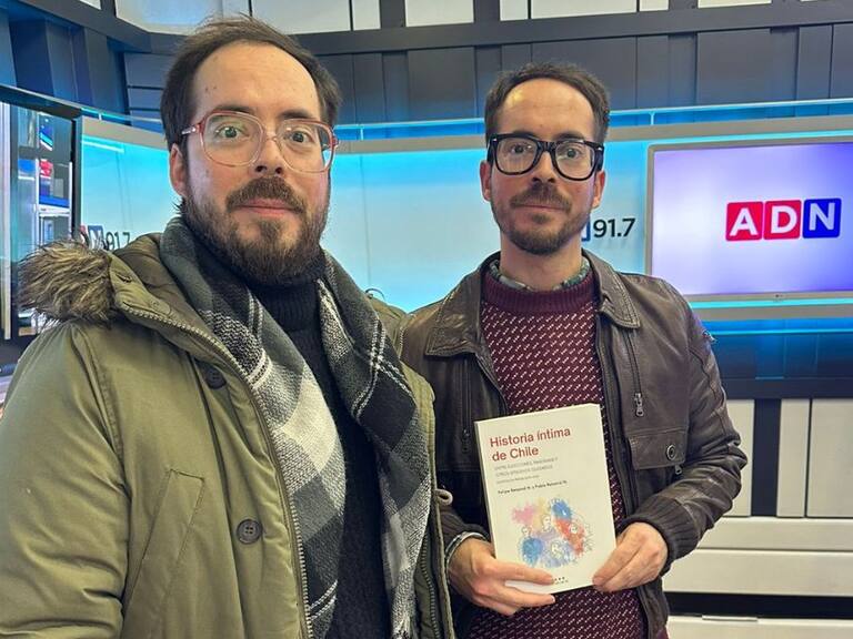 "Es una república que ha tenido una historia bien excéntrica": Felipe y Pablo Retamal presentan su libro "Historia íntima de Chile"