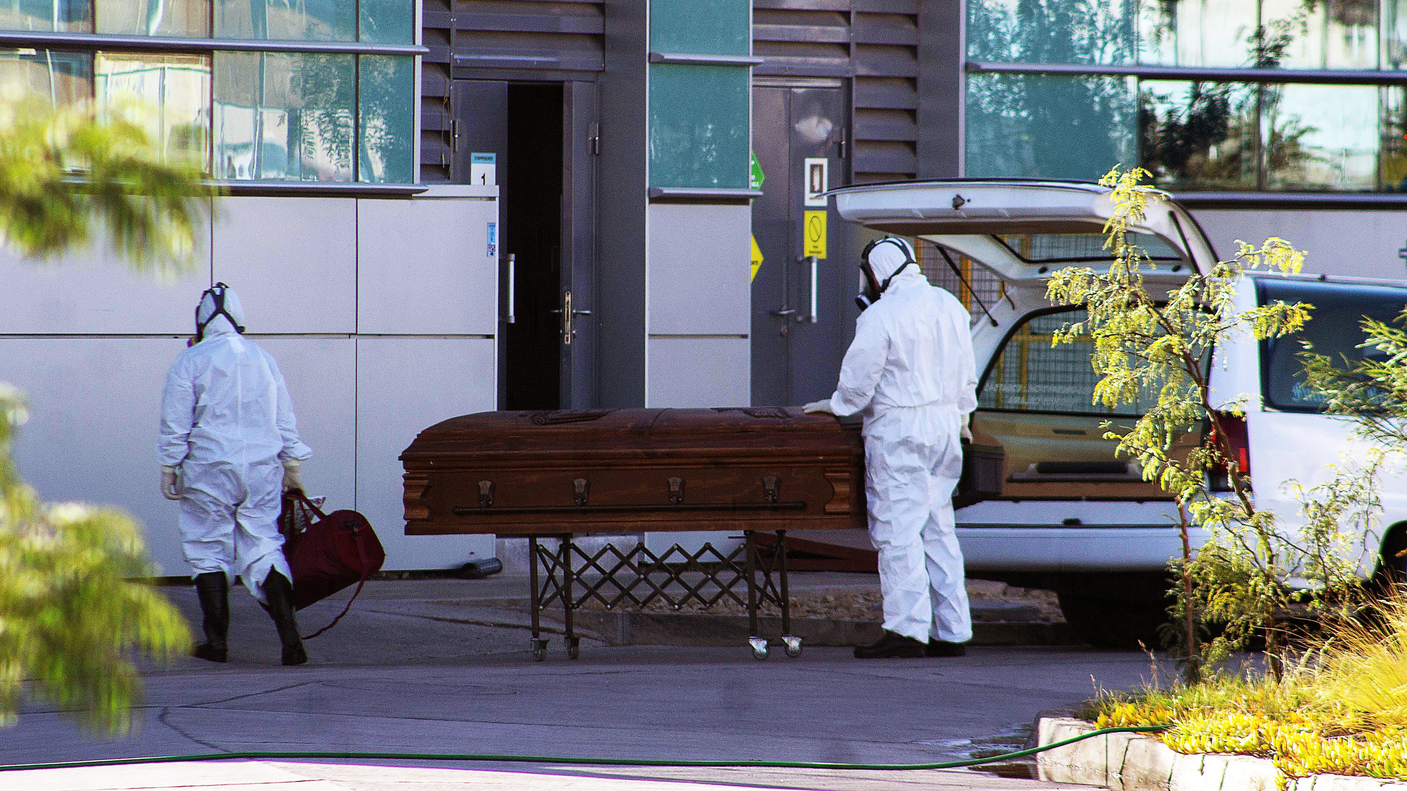12 de JUNIO de 2020/CALAMAUna carroza funebre en el Hospital Carlos Cisternas después que se registraron 12 muertes , durante la cuarentena total decretada por el ministerio de salud debido a la pandemia de COVID-19
FOTO: ALFONSO FERNÁNDEZ /AGENCIAUNO