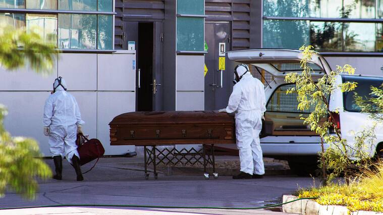 12 de JUNIO de 2020/CALAMAUna carroza funebre en el Hospital Carlos Cisternas después que se registraron 12 muertes , durante la cuarentena total decretada por el ministerio de salud debido a la pandemia de COVID-19
FOTO: ALFONSO FERNÁNDEZ /AGENCIAUNO