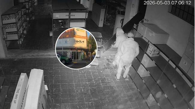 Carabineros detiene a dos sujetos por robo en local comercial de Santiago: uno tenía orden de arresto vigente