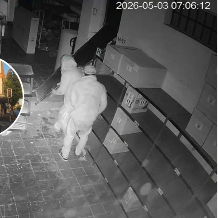 Carabineros detiene a dos sujetos por robo en local comercial de Santiago: uno fue sorprendido sierra en mano