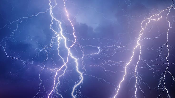 Meteorología emite aviso por tormentas eléctricas y fuertes lluvias en 5 regiones: revisa las zonas afectadas