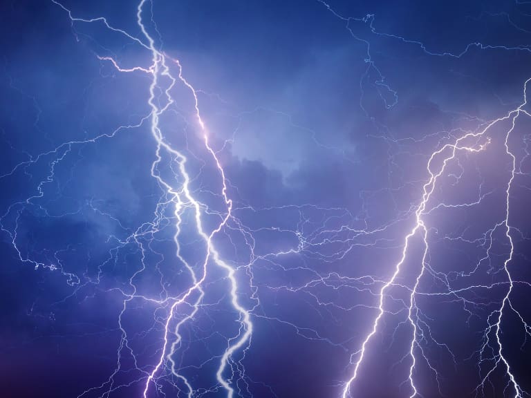 Meteorología emite aviso por tormentas eléctricas y fuertes lluvias en 5 regiones: revisa las zonas afectadas