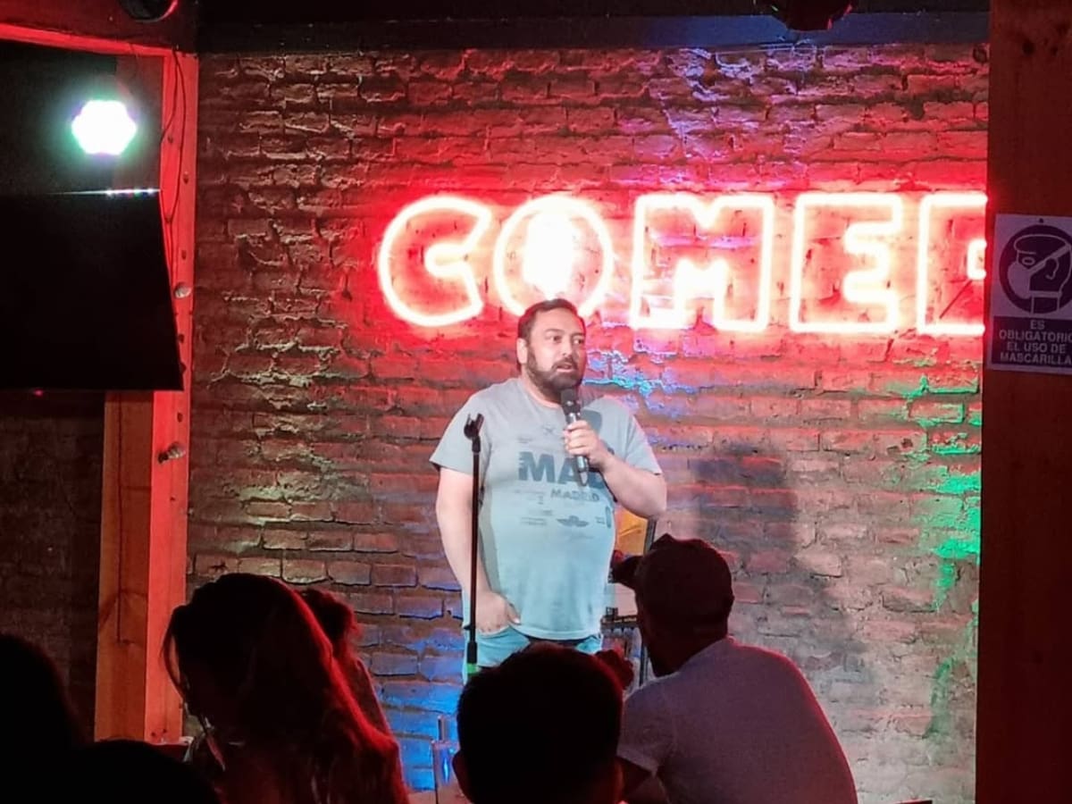 Quién era “Koto” Valenzuela, el comediante y empresario chileno que murió esta semana
