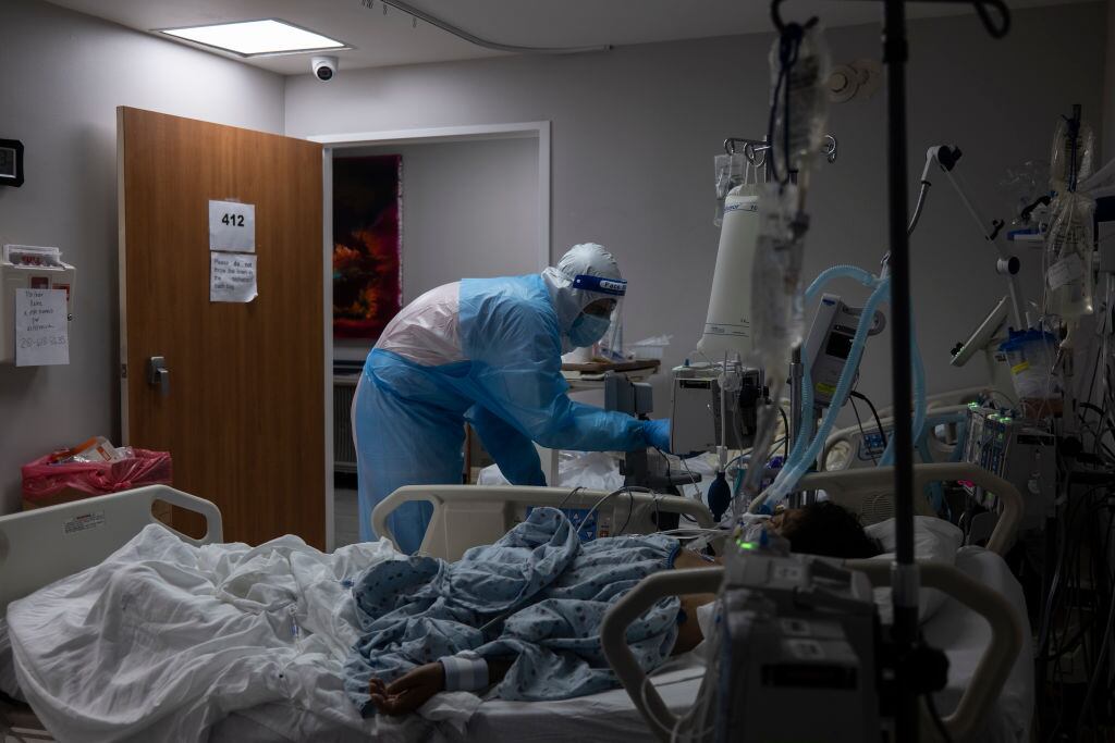 Paciente Covid-19 es atendido por médicos en hospital de Houston