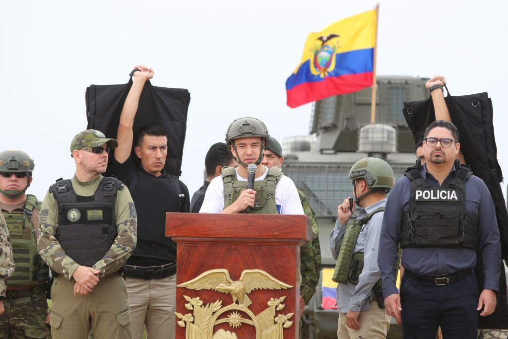 El presidente de Ecuador, Daniel Noboa, habla con la prensa en Durán en medio de la crisis de seguridad.