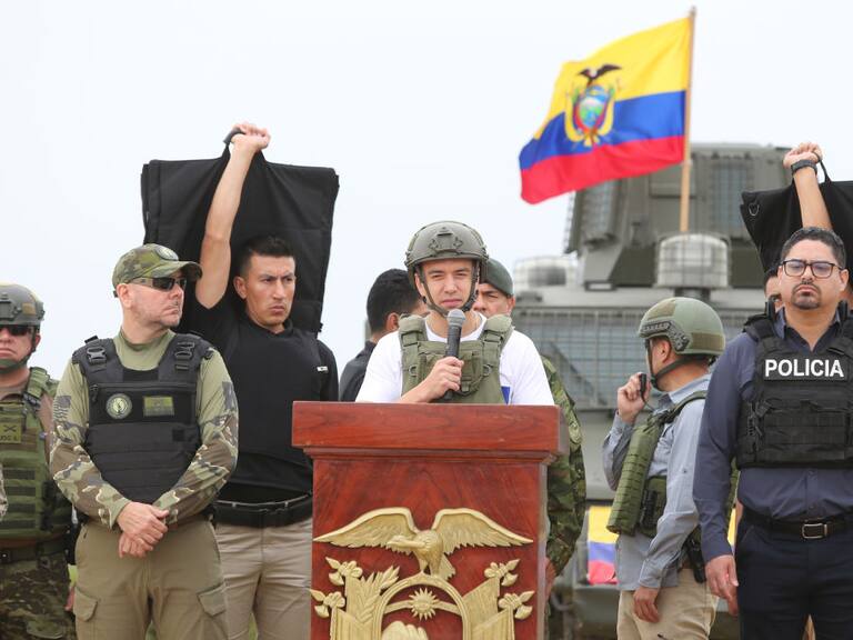 El presidente de Ecuador, Daniel Noboa, habla con la prensa en Durán en medio de la crisis de seguridad.