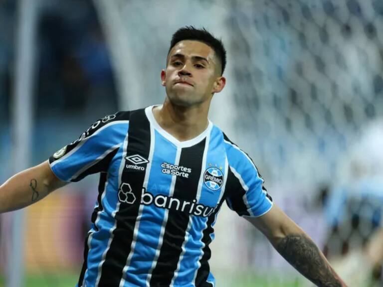 Alexander Aravena sigue brillando en Gremio y vuelve a anotar un golazo en el Brasileirao