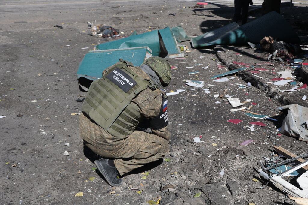 Imagen sensible: investigador observa daños de bomba sobre Donetsk