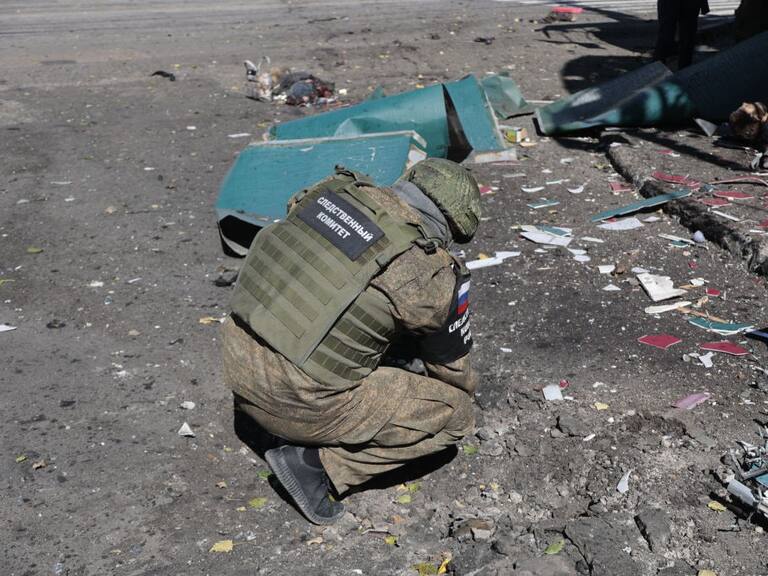 Imagen sensible: investigador observa daños de bomba sobre Donetsk