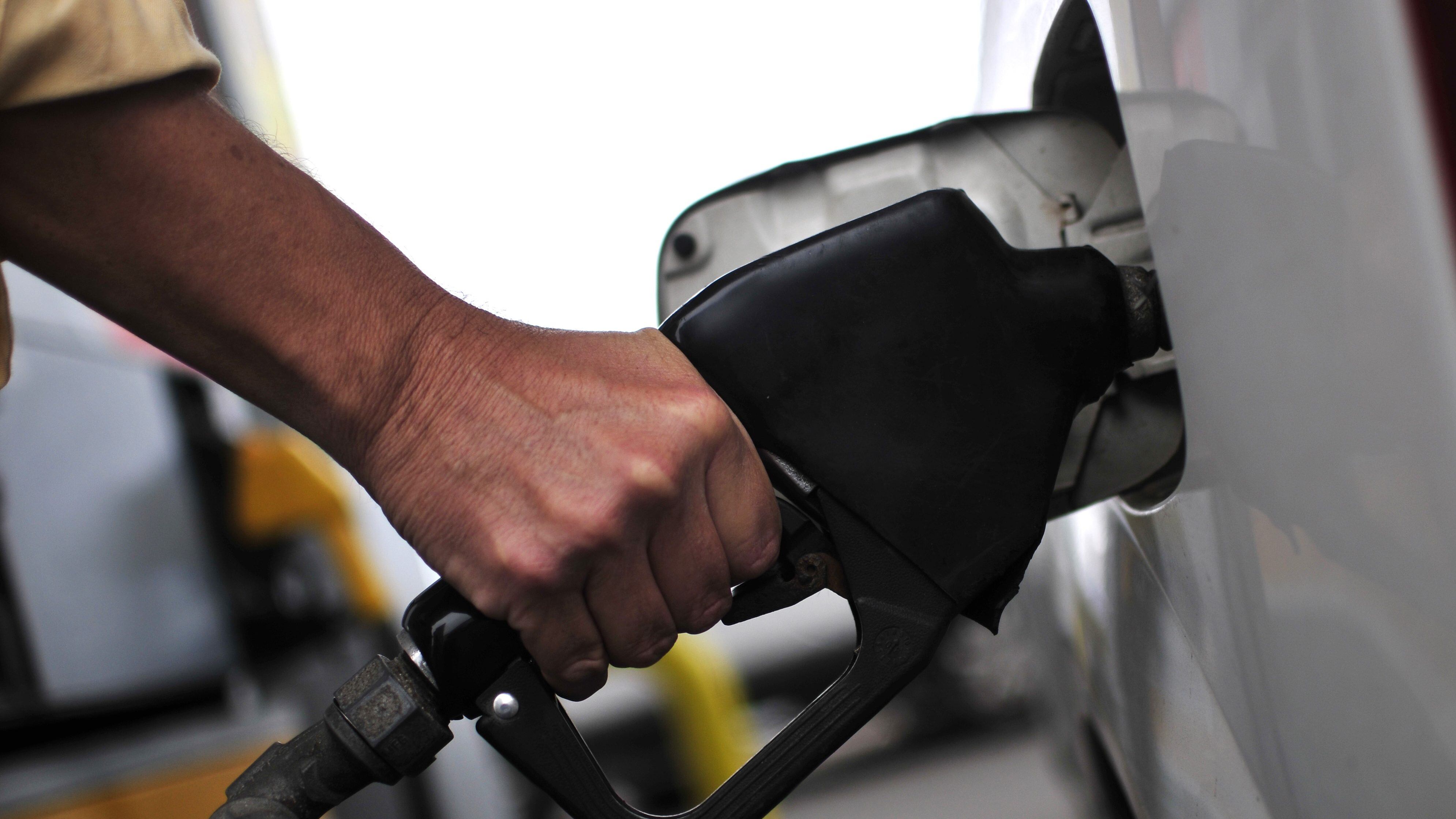 20 de Noviembre de 2014/IQUIQUE Detalle de una mano sosteniendo un surtidor de combustible, durante la baja en el precio de la gasolina de todos los octanajes que se registrará el día de hoy, de 62 pesos en promedio, tras corregirse la banda de acción del Mecanismo De Estabilización De Precios De Los Combustibles (Mepco).
FOTO: PABLO VERA LISPERGUER/AGENCIAUNO