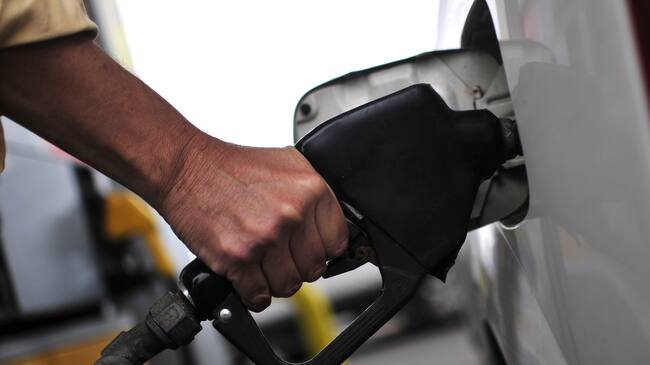 20 de Noviembre de 2014/IQUIQUE Detalle de una mano sosteniendo un surtidor de combustible, durante la baja en el precio de la gasolina de todos los octanajes que se registrará el día de hoy, de 62 pesos en promedio, tras corregirse la banda de acción del Mecanismo De Estabilización De Precios De Los Combustibles (Mepco).
FOTO: PABLO VERA LISPERGUER/AGENCIAUNO