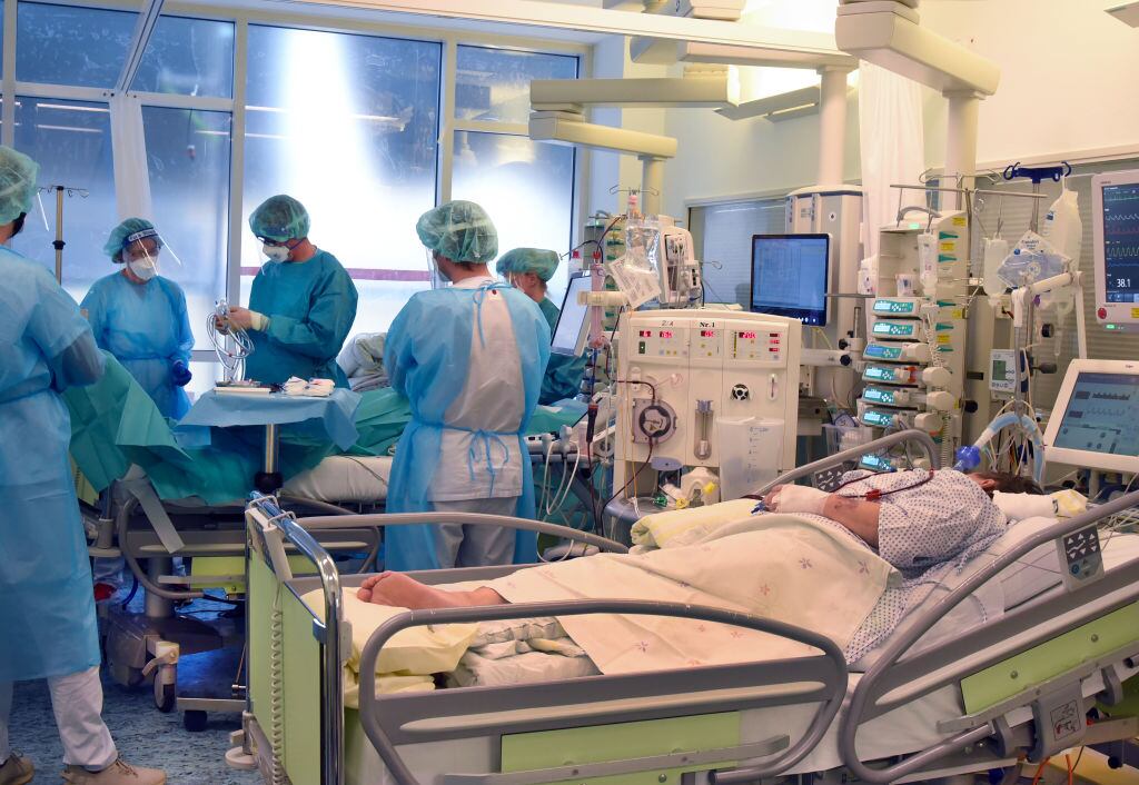 Equipo médico atiende a paciente con Covid-19 en un hospital de Leipzig