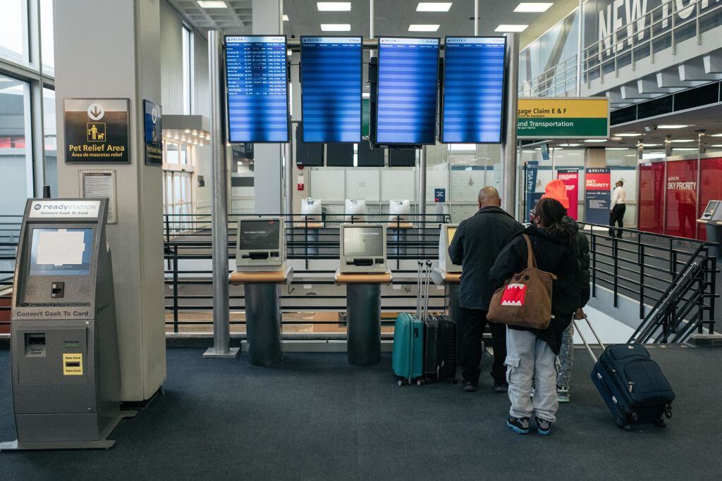 Pasajeros revisan los vuelos cancelados en el aeropuerto de Nueva York
