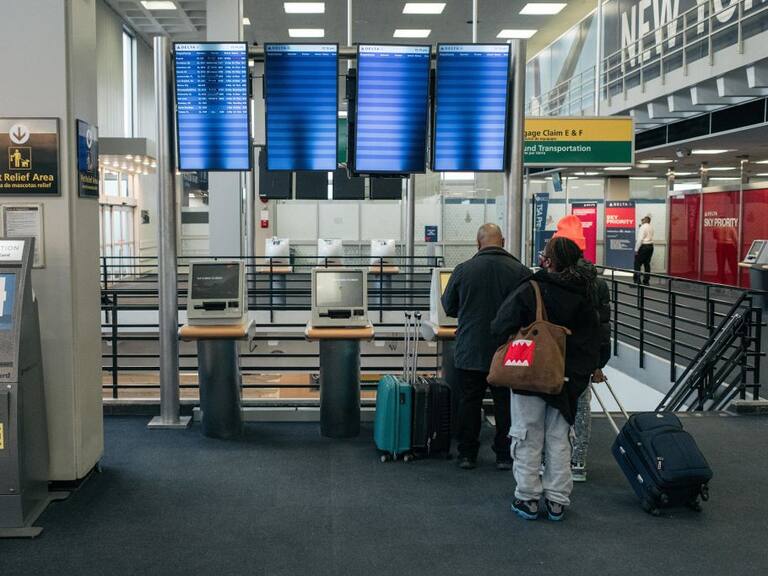 Pasajeros revisan los vuelos cancelados en el aeropuerto de Nueva York