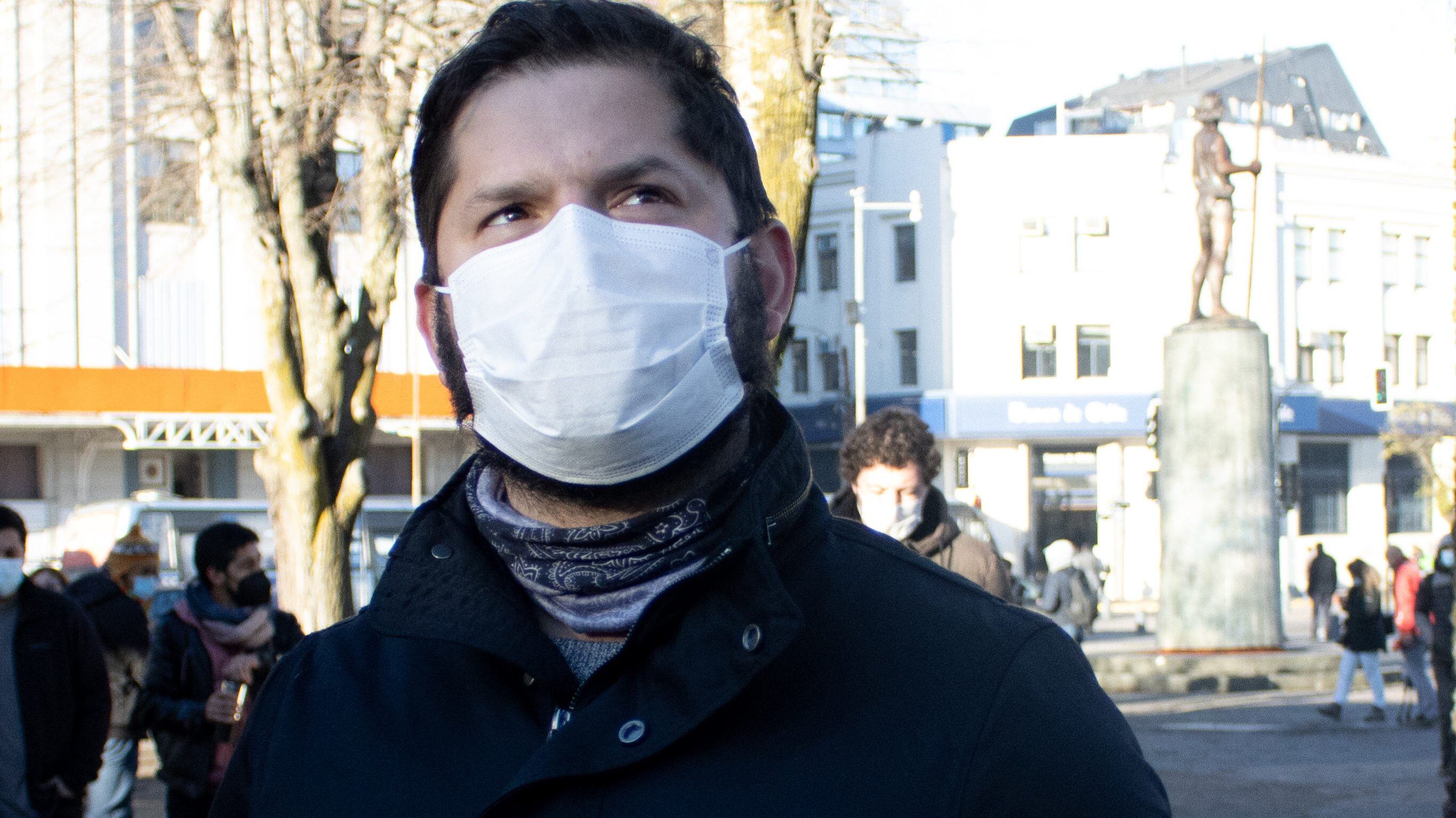 Gabriel Boric reconoció que comía papel