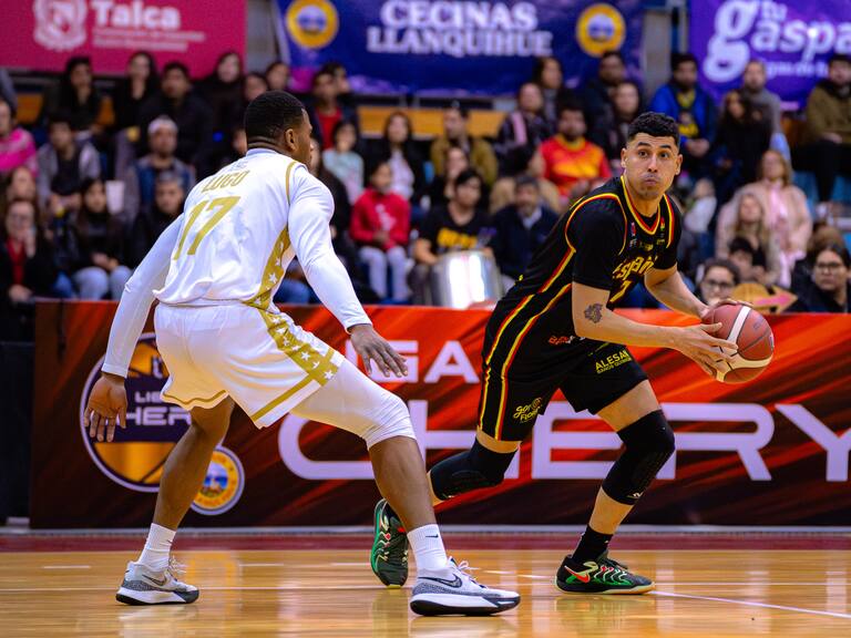 “Sacar adelante este partido jugando mal es mérito de los chicos”: Colegio Los Leones sigue como puntero invicto de la Liga Nacional de Básquetbol
