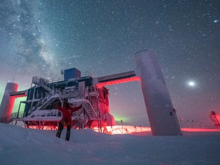 «Partículas fantasma»: por primera vez descubren neutrinos emitidos desde una galaxia a 47 millones de años luz