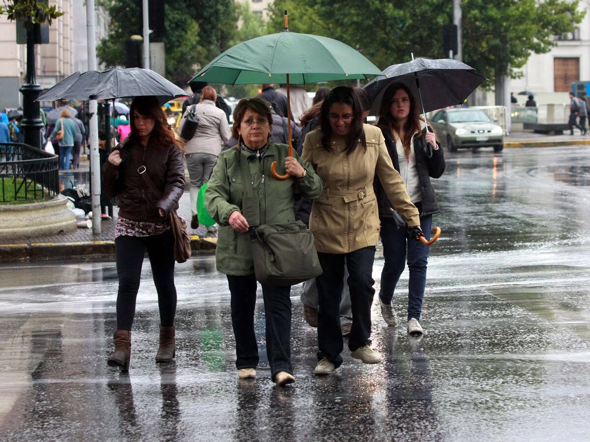 Dirección Meteorológica de Chile emite alerta por precipitaciones para dos regiones: dónde se esperan hasta 85 milímetros de agua esta semana