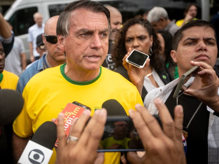 «Salvar a Brasil de Lula»: Seguidores de Bolsonaro piden ayuda extraterrestre con celulares en sus cabezas