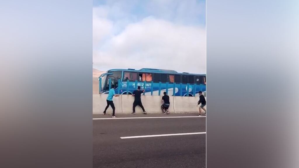 Vergonzoso: fanáticos de Deportes Iquique apedrean bus de hinchas de San Marcos de Arica tras perder en Copa Chile