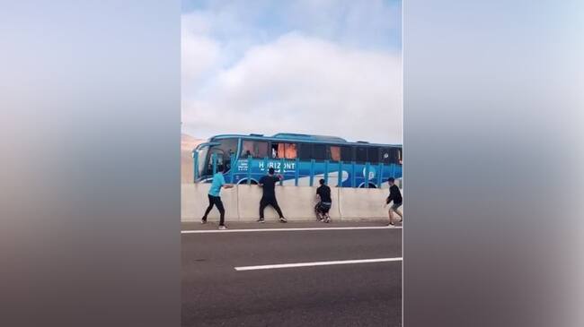 Vergonzoso: fanáticos de Deportes Iquique apedrean bus de hinchas de San Marcos de Arica tras perder en Copa Chile