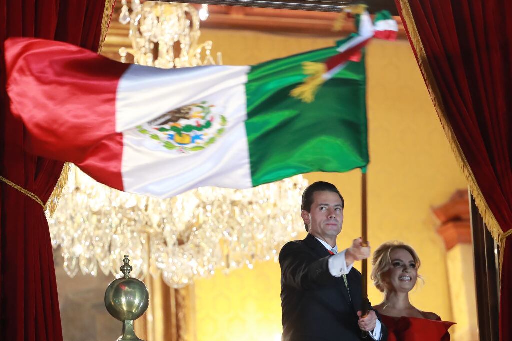 El expresidente mexicano Enrique Peña Nieto enarbolando la bandera