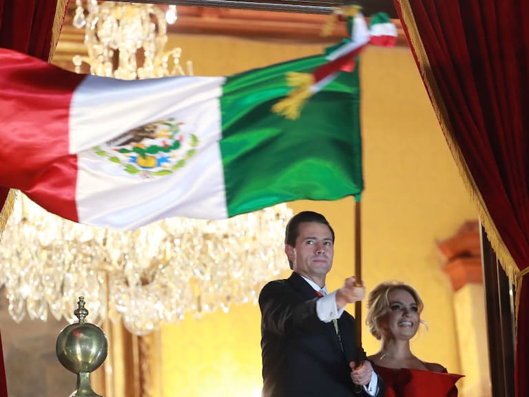 El expresidente mexicano Enrique Peña Nieto enarbolando la bandera