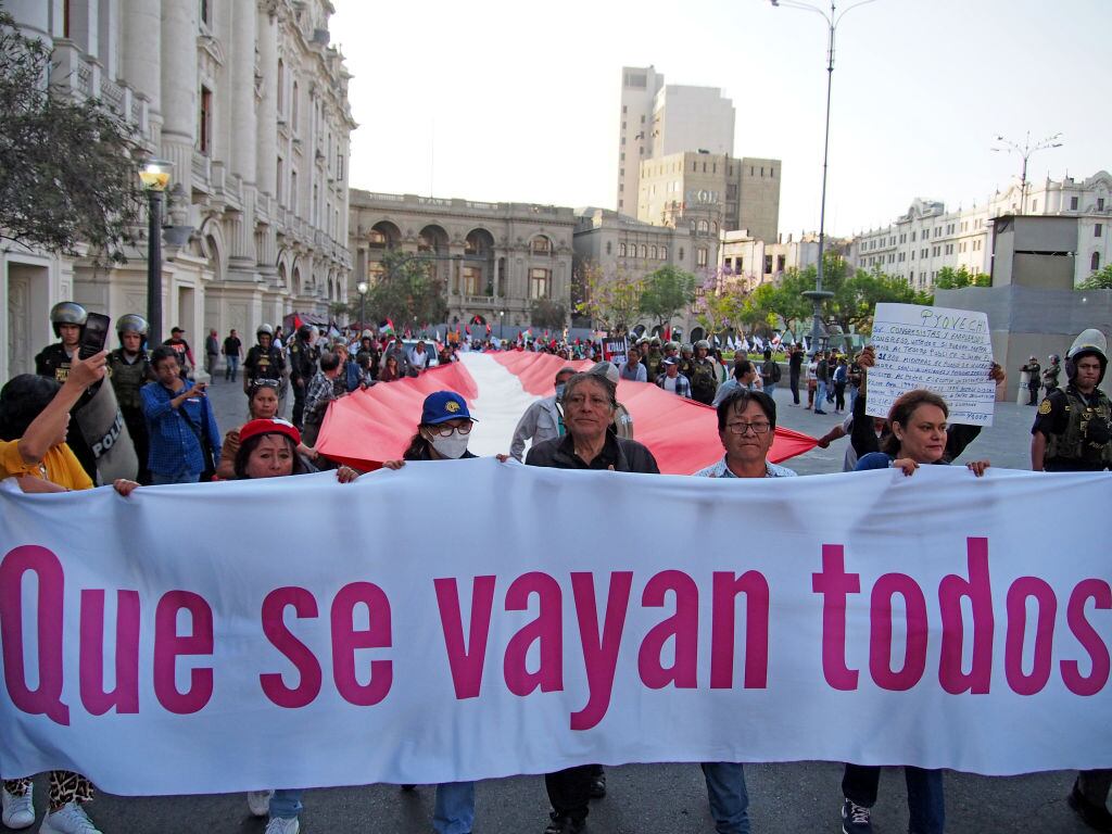 Manifestantes piden en la ciudad de Lima la salida de los legisladores que están en el Congreso del Perú