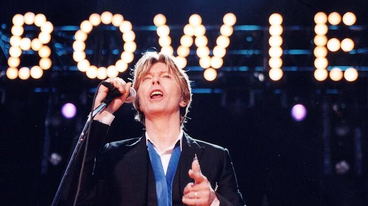 UNITED STATES - AUGUST 13: Photo of David BOWIE; performing live onstage at Verizon Amphitheater (Photo by Christina Radish/Redferns)
