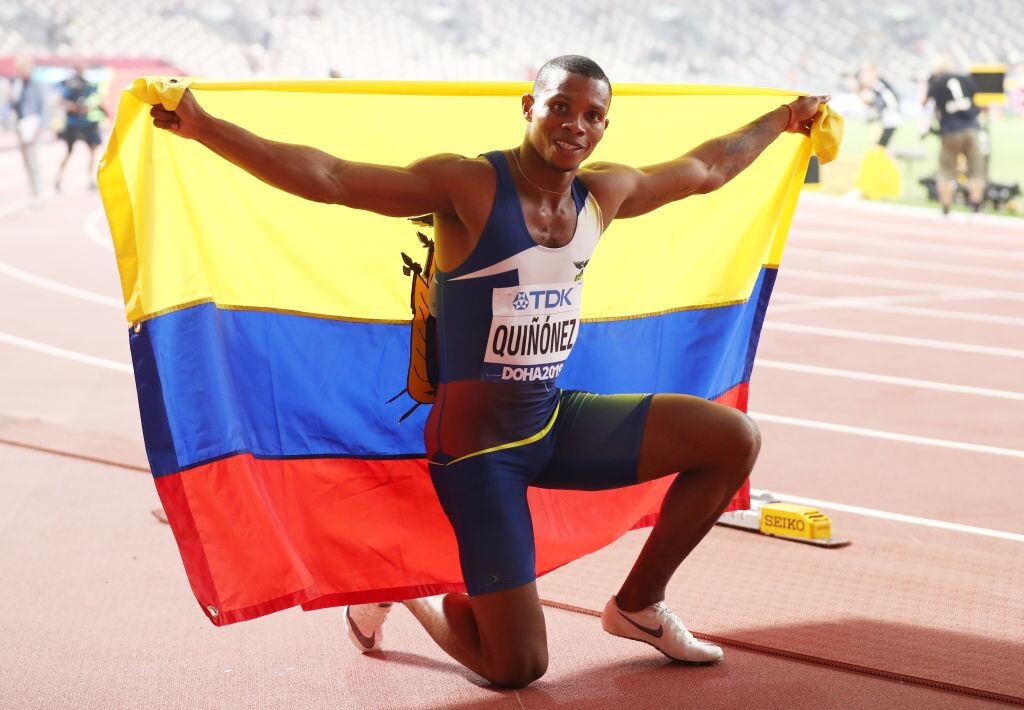 Alex Quiñónez celebra su medalla de bronce en una carrera en Qatar
