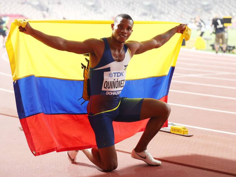 Alex Quiñónez celebra su medalla de bronce en una carrera en Qatar