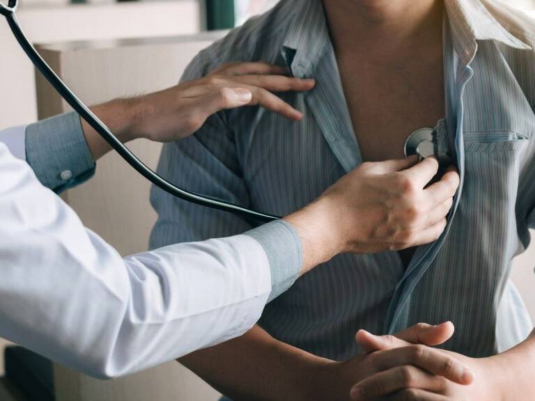 Día Internacional del Hombre: ¿por qué estos viven menos que las mujeres en Chile?