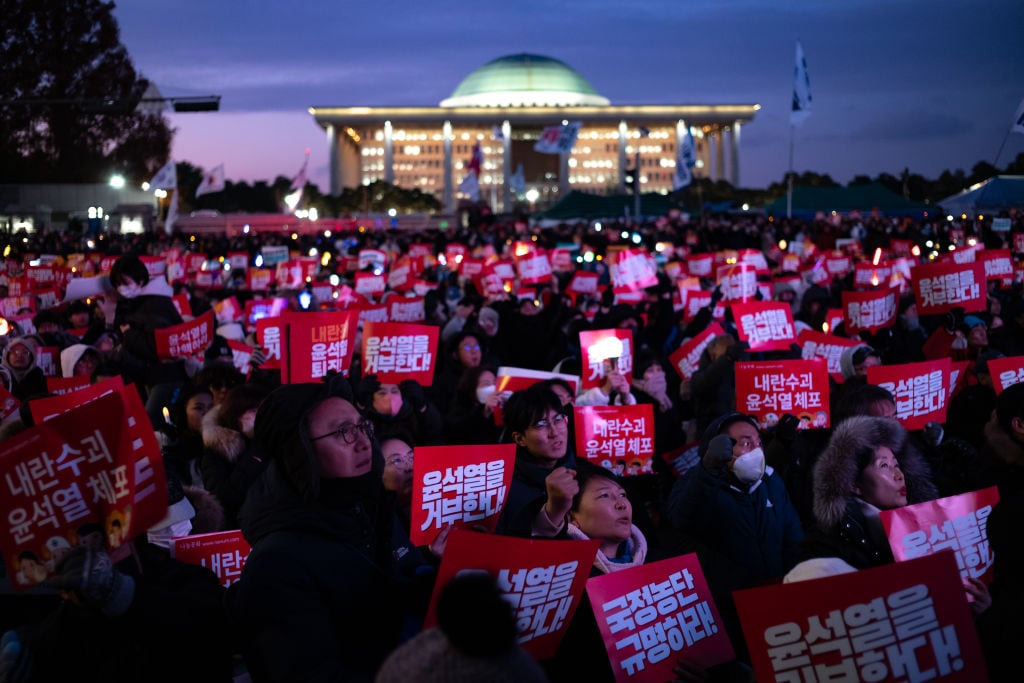 Cientos de miles de manifestantes en Seúl se congregaron a las afueras del parlamento de Corea del Sur para pedir la salida del presidente Yoon Suk Yeol