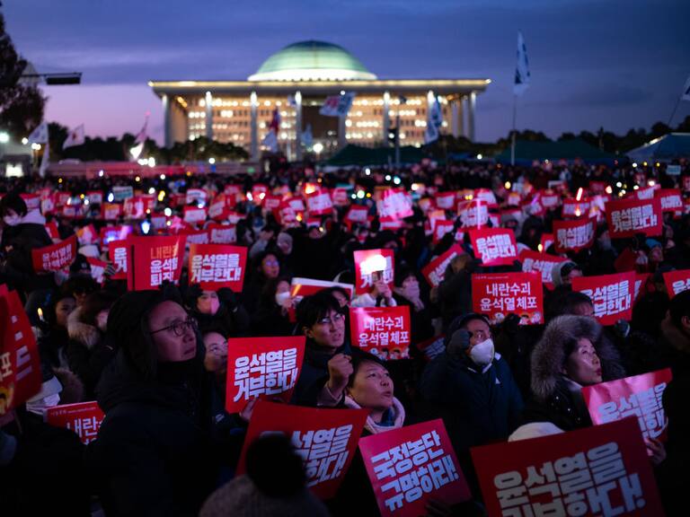 Cientos de miles de manifestantes en Seúl se congregaron a las afueras del parlamento de Corea del Sur para pedir la salida del presidente Yoon Suk Yeol