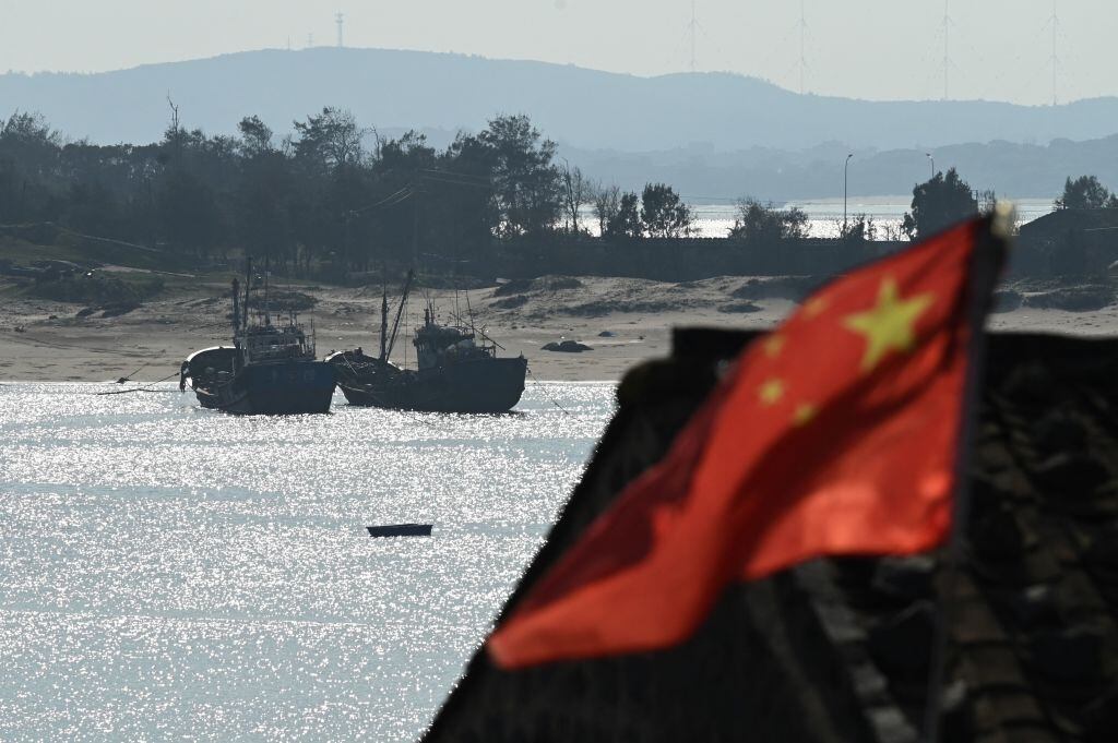 Barcos y la bandera de China en la isla más cercana a Taiwán
