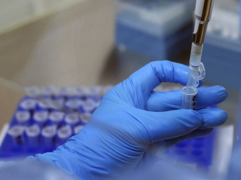 Infectólogo Luis Delpiano y variante Delta: "No es una idea descabellada pensar en una tercera dosis"