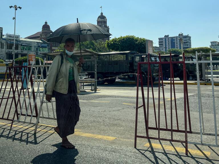 Los militares de Myanmar custodian las calles de las ciudades