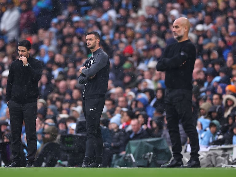 MANCHESTER, ENGLAND - SEPTEMBER 22: Pep Guardiola manager of Manchester City and Mikel Arteta manager / head coach of Arsenal on the touchline during the Premier League match between Manchester City FC and Arsenal FC at Etihad Stadium on September 22, 2024 in Manchester, England. (Photo by Robbie Jay Barratt - AMA/Getty Images)