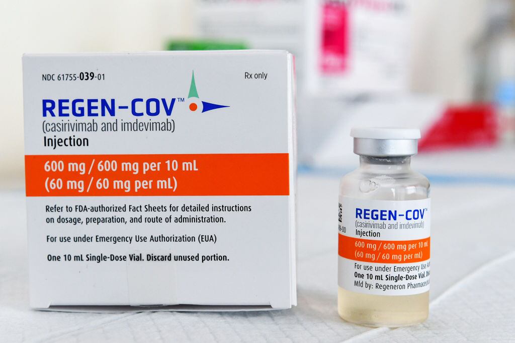 Caja y dosis del medicamento Regeneron contra el Covid-19
