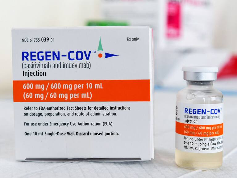 Caja y dosis del medicamento Regeneron contra el Covid-19