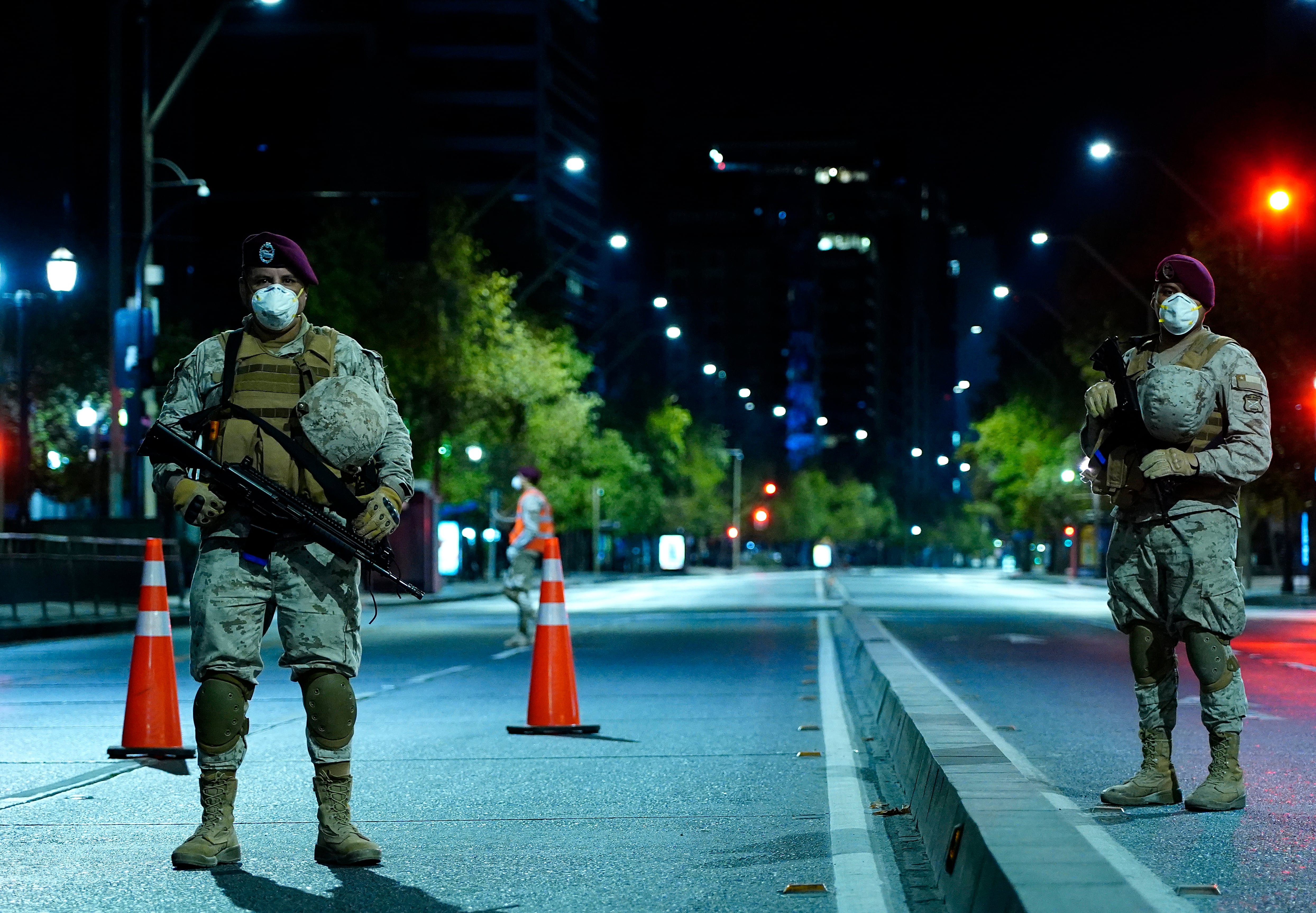 Primera noche de toque de queda en Santiago. Foto: Agencia Uno