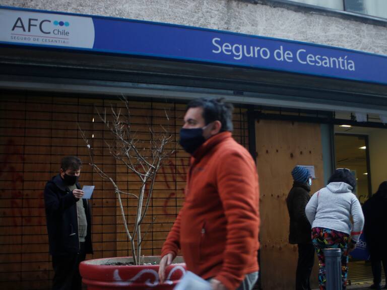 29 de Julio de 2020 / CONCEPCION Varias personas realizan fila en una AFP de Concepción, un día antes que comience el retiro voluntario del 10% de su ahorro provisional en medio de la Pandemia por Covid-19
FOTO: SEBASTIAN BROGCA / AgenciaUno