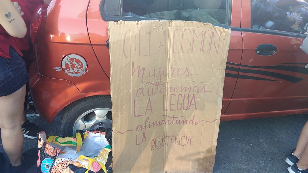 Cartel de olla común en Plaza Baquedano / ADN.CL